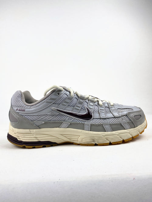 Nike P-6000 College Grey Burgundy Crush (Taille 40)