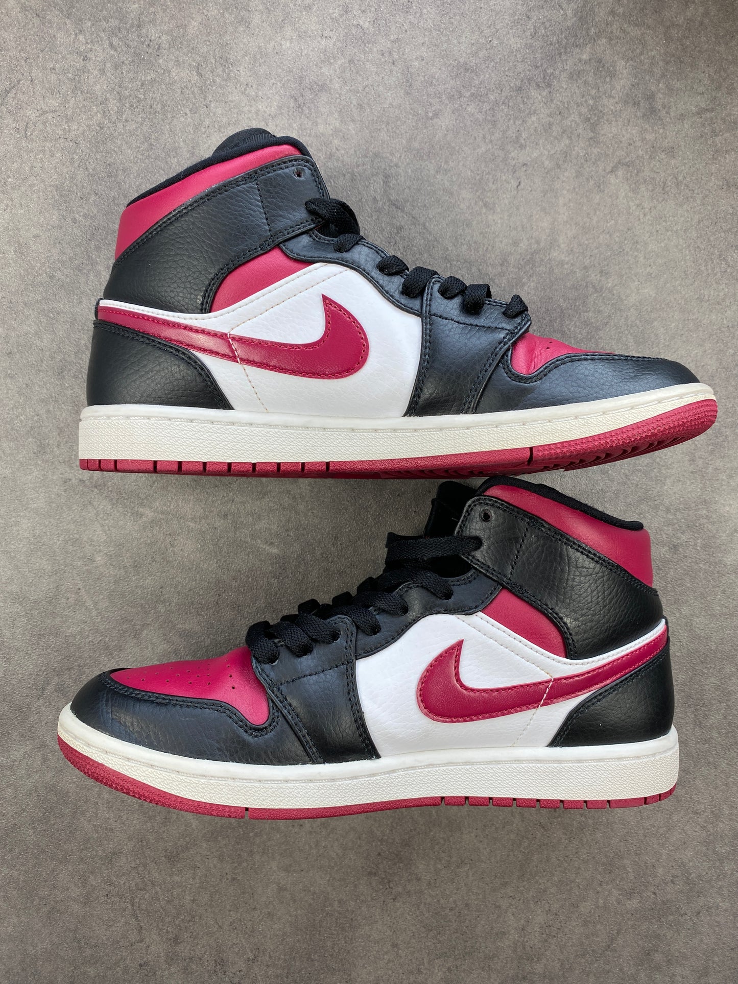Air Jordan 1 Mid Bred Toe