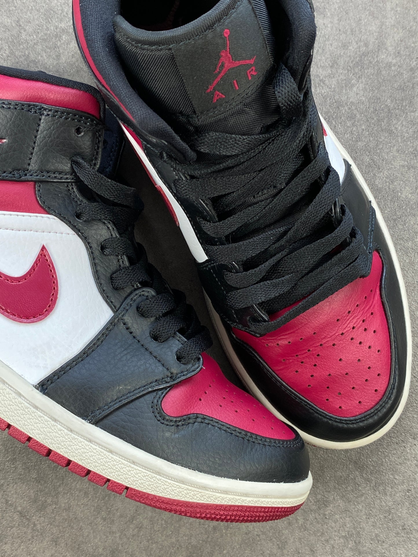 Air Jordan 1 Mid Bred Toe
