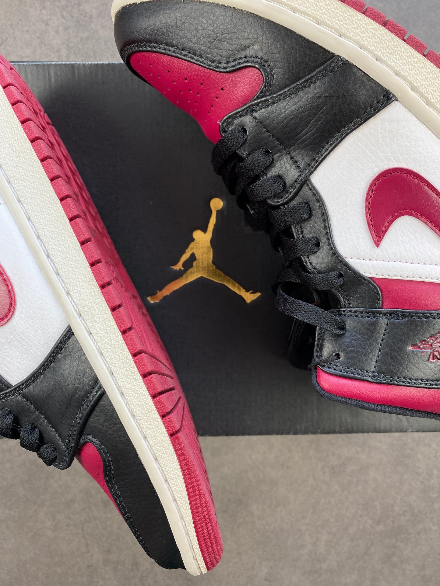 Air Jordan 1 Mid Bred Toe