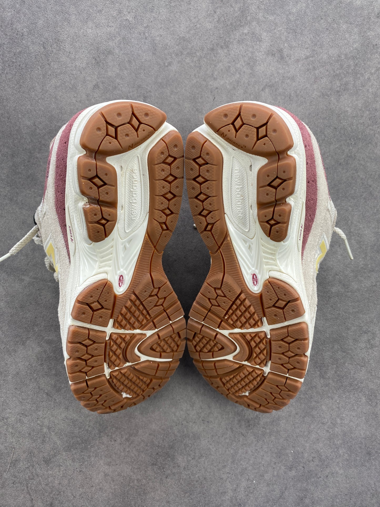 New Balance 2002r Ecru Bordeaux Rose