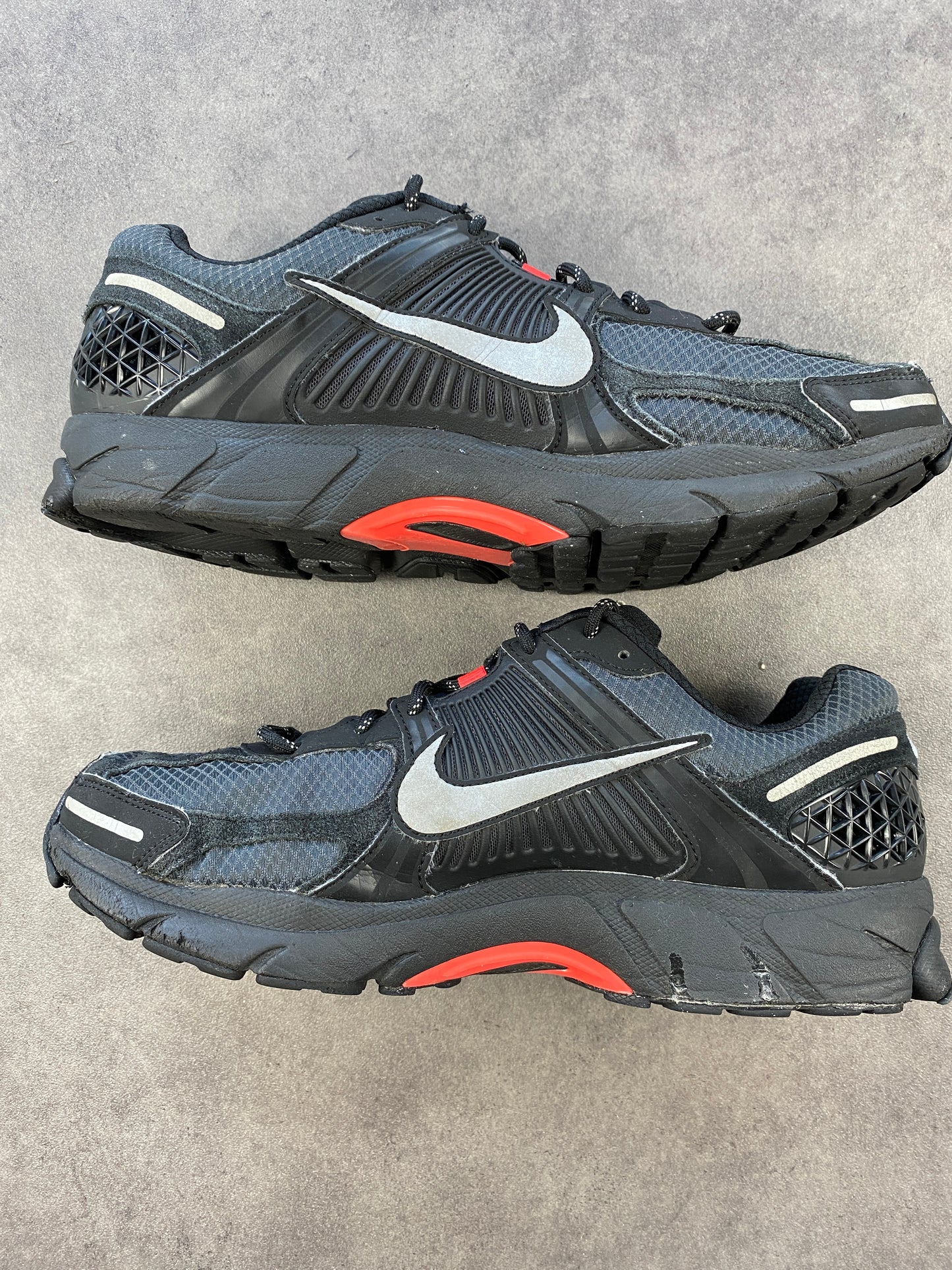 Nike Zoom Vomero 5 Black Metallic University Red