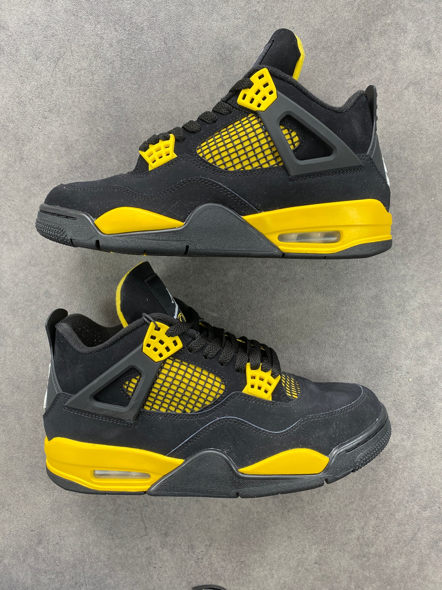 Jordan 4 RetroThunder (2023)