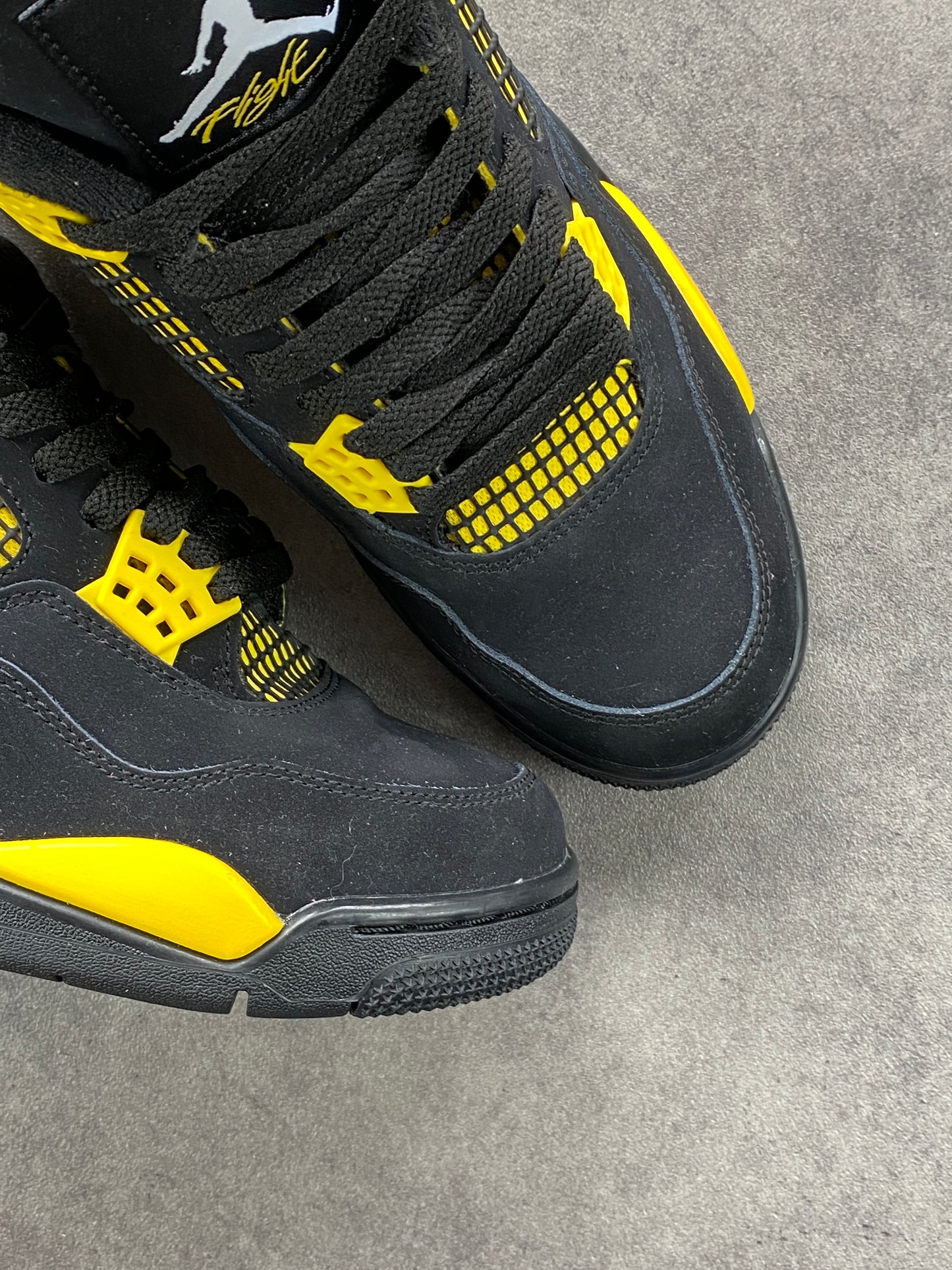 Jordan 4 RetroThunder (2023)