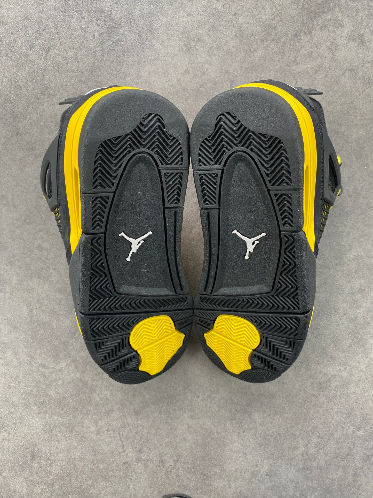 Jordan 4 RetroThunder (2023)