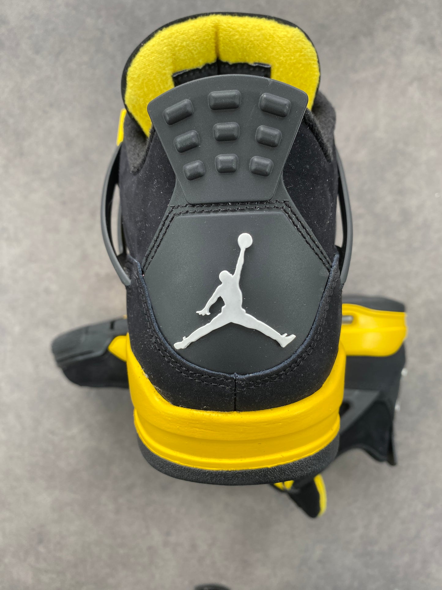 Jordan 4 RetroThunder (2023)