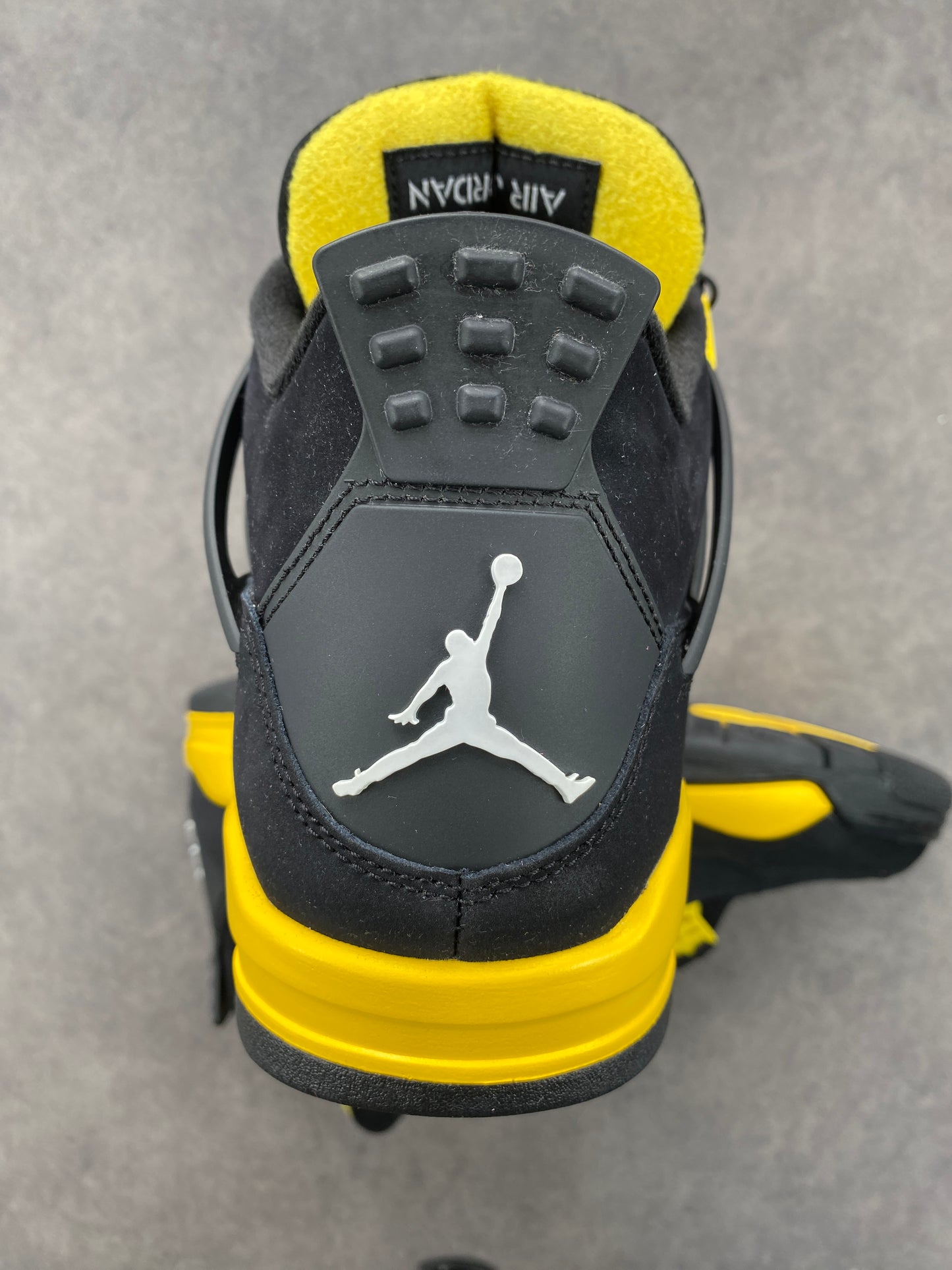 Jordan 4 RetroThunder (2023)