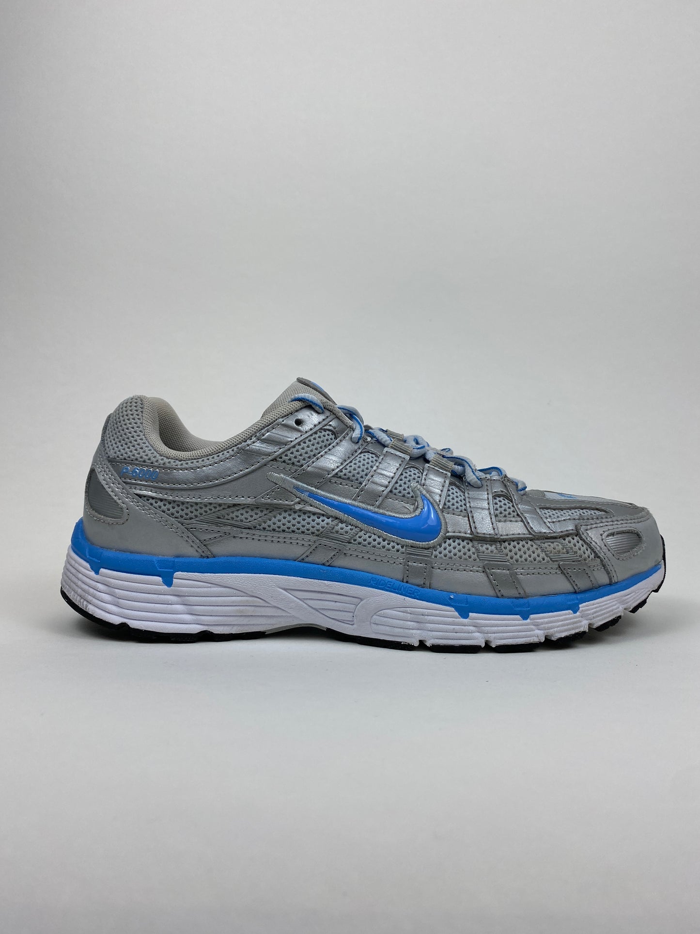 Nike P-6000 Metallic Platinum Pure Platinum Metallic Silver University Blue (Taille 42,5)