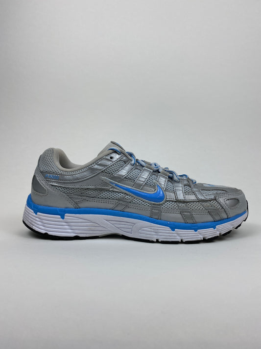 Nike P-6000 Metallic Platinum Pure Platinum Metallic Silver University Blue (Taille 42,5)