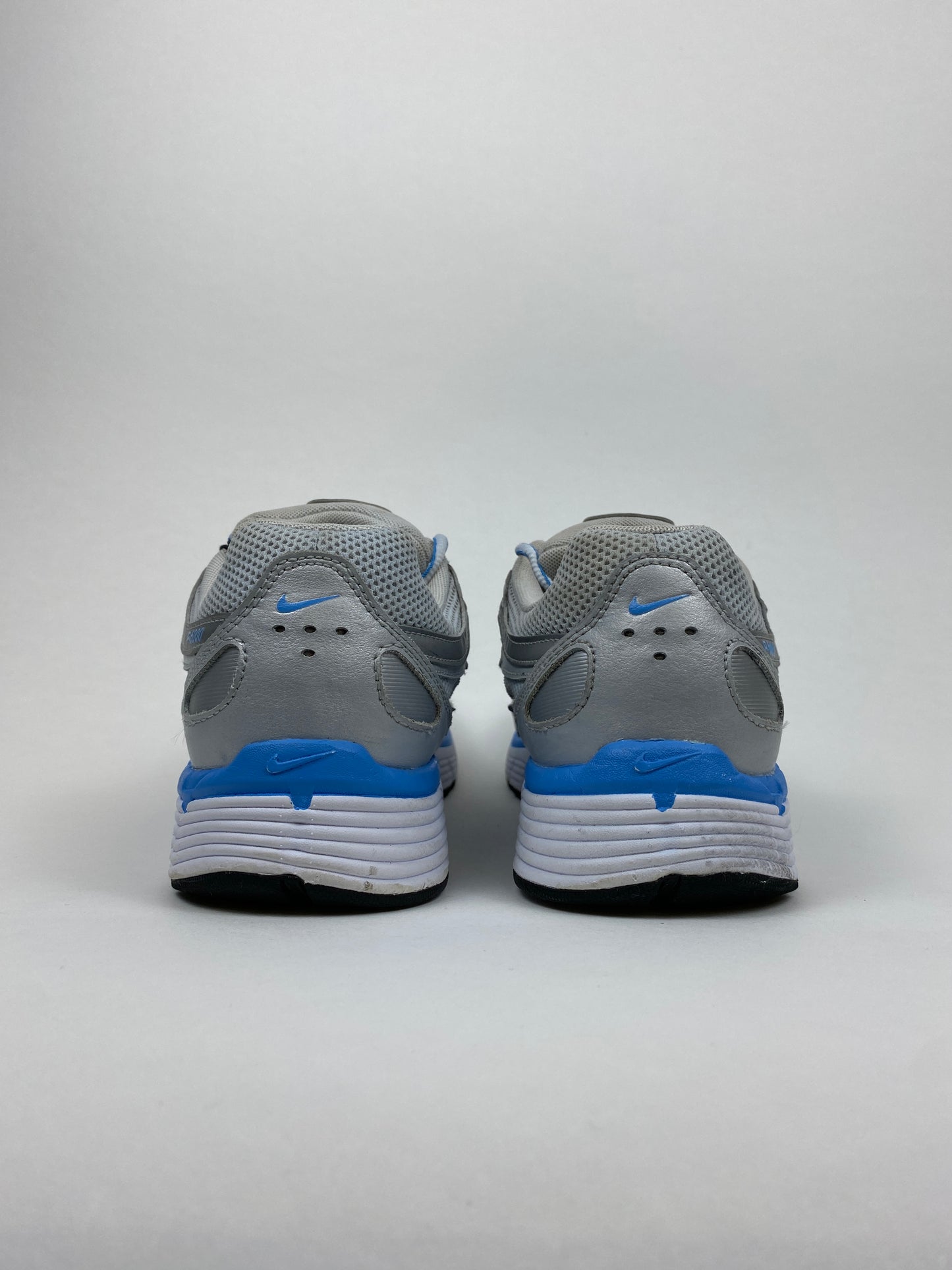 Nike P-6000 Metallic Platinum Pure Platinum Metallic Silver University Blue (Taille 42,5)