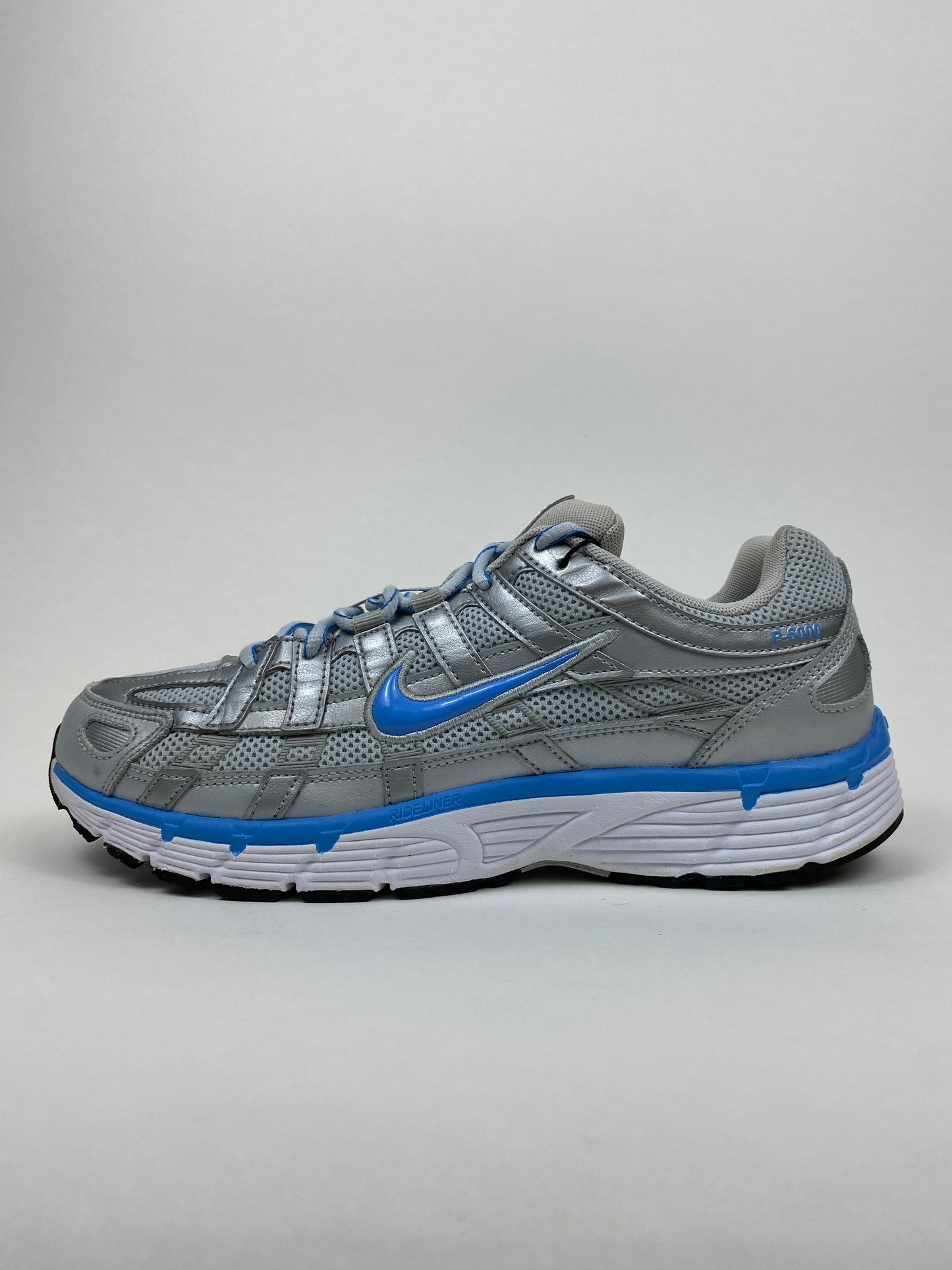 Nike P-6000 Metallic Platinum Pure Platinum Metallic Silver University Blue (Taille 42,5)