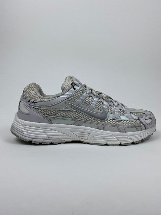 Nike P-6000 SE Summit White Vast Grey Wolf Grey (Taille 43)