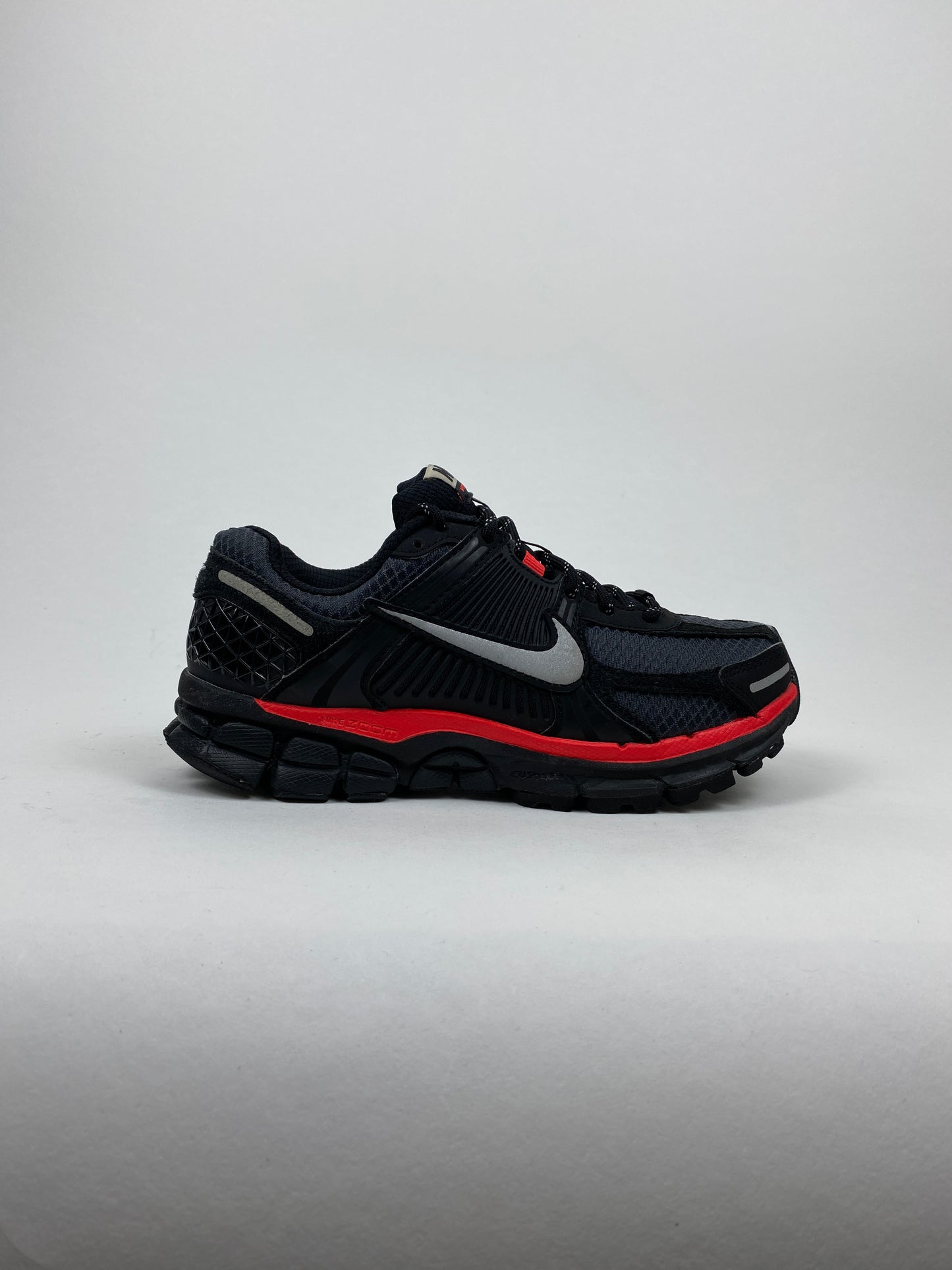 Nike Zoom Vomero 5 Black Metallic University Red (Taille 36)