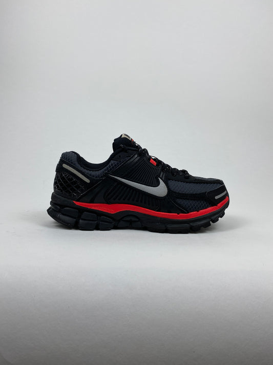 Nike Zoom Vomero 5 Black Metallic University Red (Taille 36)