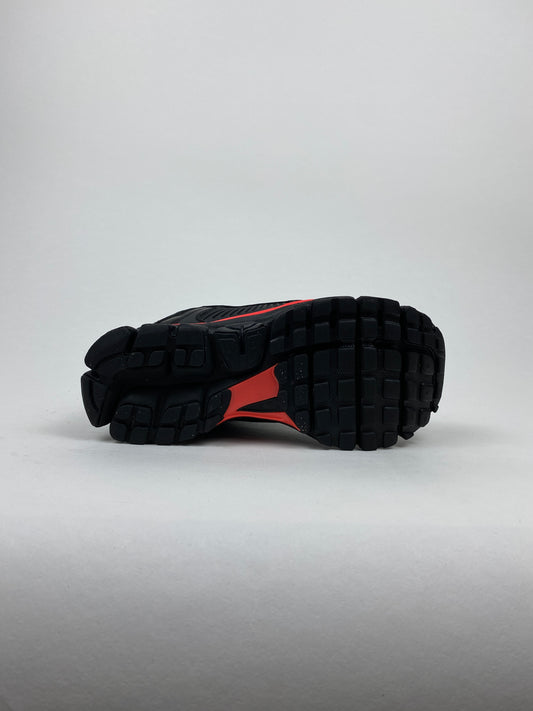 Nike Zoom Vomero 5 Black Metallic University Red (Taille 36)