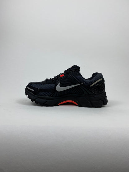 Nike Zoom Vomero 5 Black Metallic University Red (Taille 36)