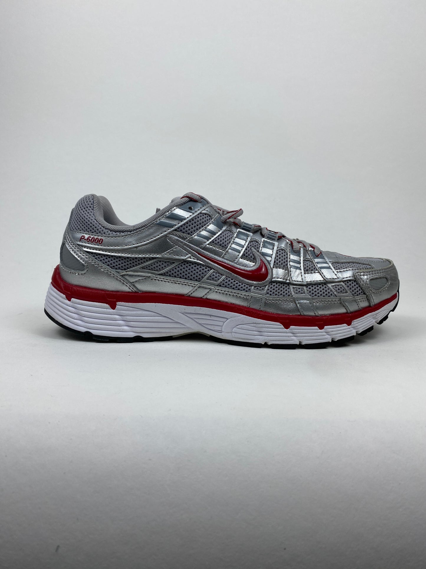 Nike P-6000 Metallic Silver Gym Red (Taille 43)