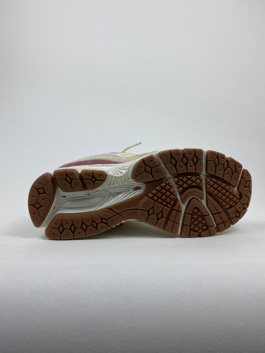 New Balance 2002r Ecru Bordeaux Rose (Taille 38,5)