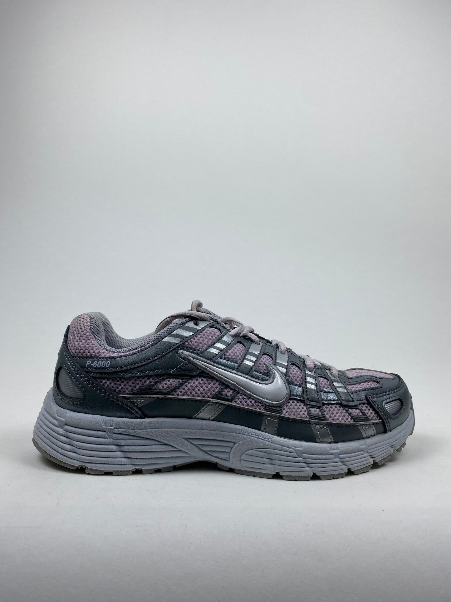 Nike P-6000 Doll Smoke Grey Metallic Silver White (Taille 37,5)