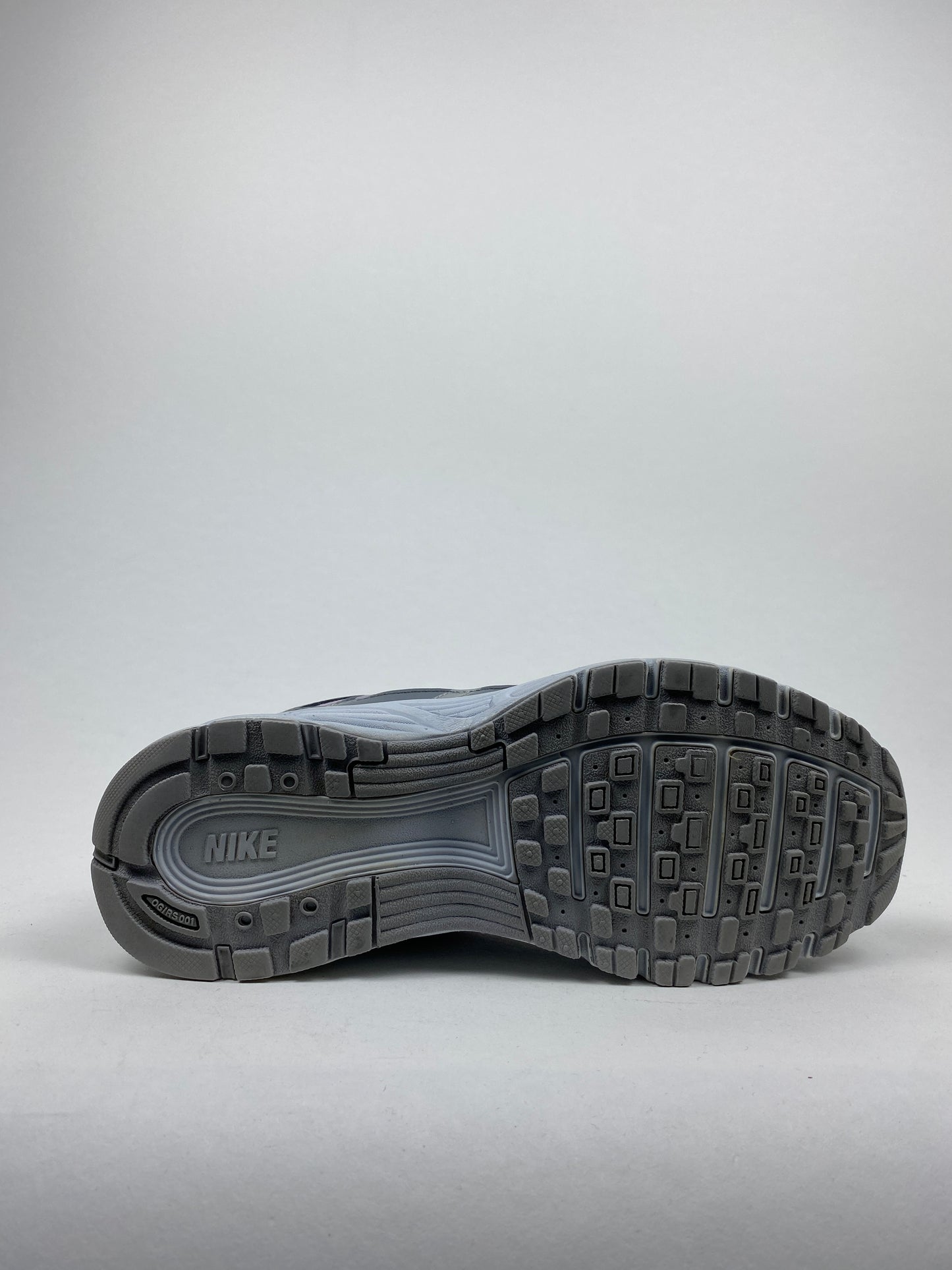 Nike P-6000 Doll Smoke Grey Metallic Silver White (Taille 37,5)