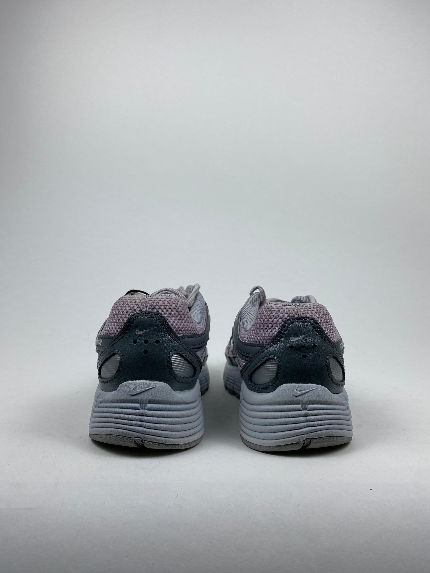 Nike P-6000 Doll Smoke Grey Metallic Silver White (Taille 37,5)