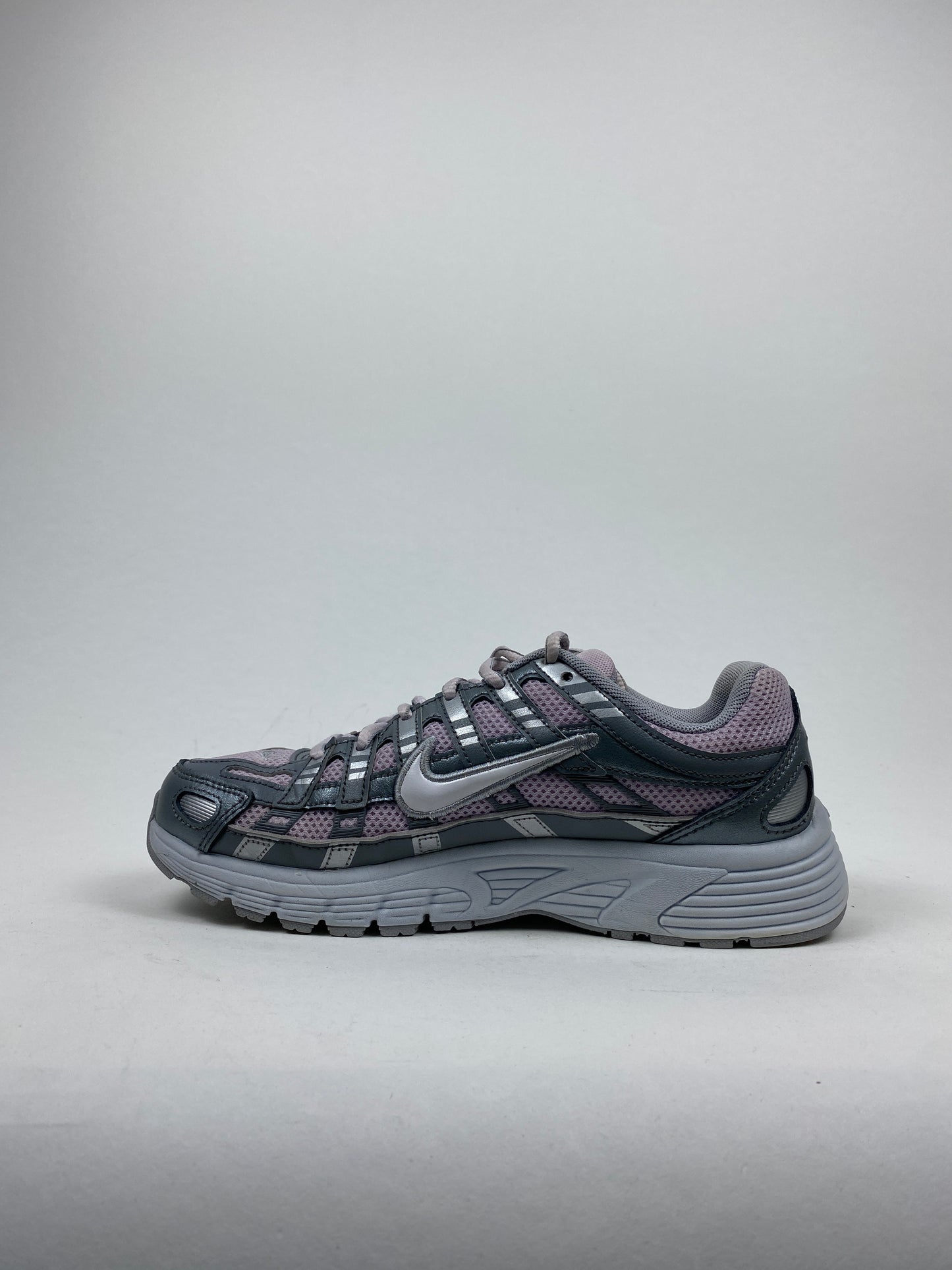 Nike P-6000 Doll Smoke Grey Metallic Silver White (Taille 37,5)