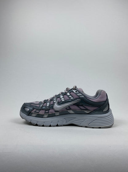 Nike P-6000 Doll Smoke Grey Metallic Silver White (Taille 37,5)