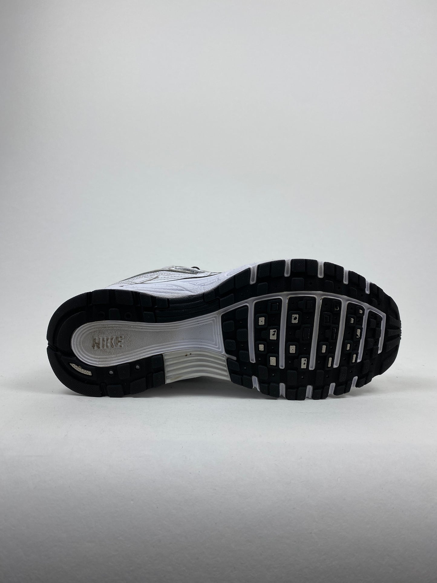 Nike P-6000 White Metallic Silver Black (Taille 38,5)