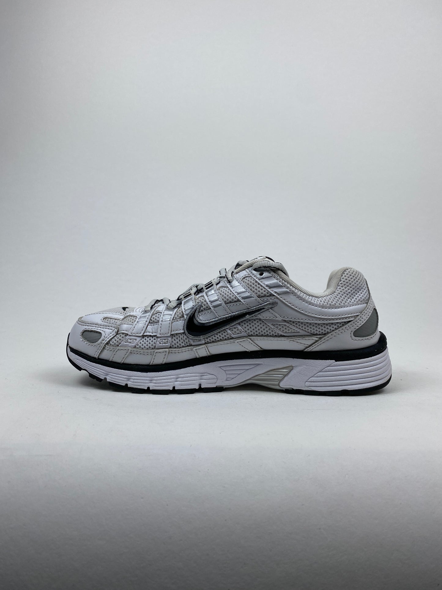 Nike P-6000 White Metallic Silver Black (Taille 38,5)
