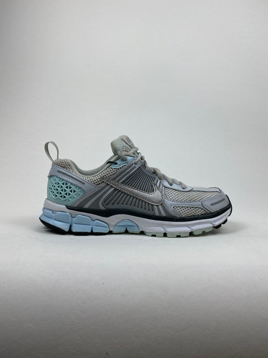 Nike Vomero 5 Pure Platinum Glacier Blue Wolf Grey Metallic Silver (Taille 37,5)