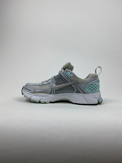 Nike Vomero 5 Pure Platinum Glacier Blue Wolf Grey Metallic Silver (Taille 37,5)