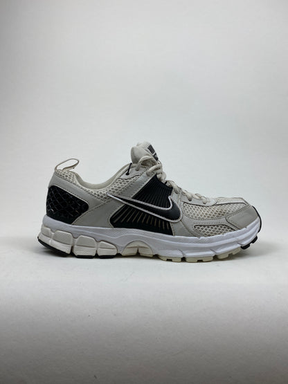 Nike Zoom Vomero 5 Metallic Platinum Black (Taille 38)