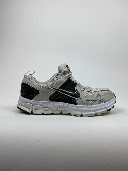 Nike Zoom Vomero 5 Metallic Platinum Black (Taille 38)