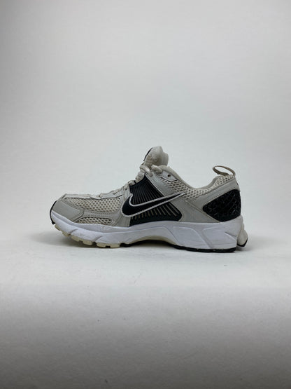 Nike Zoom Vomero 5 Metallic Platinum Black (Taille 38)