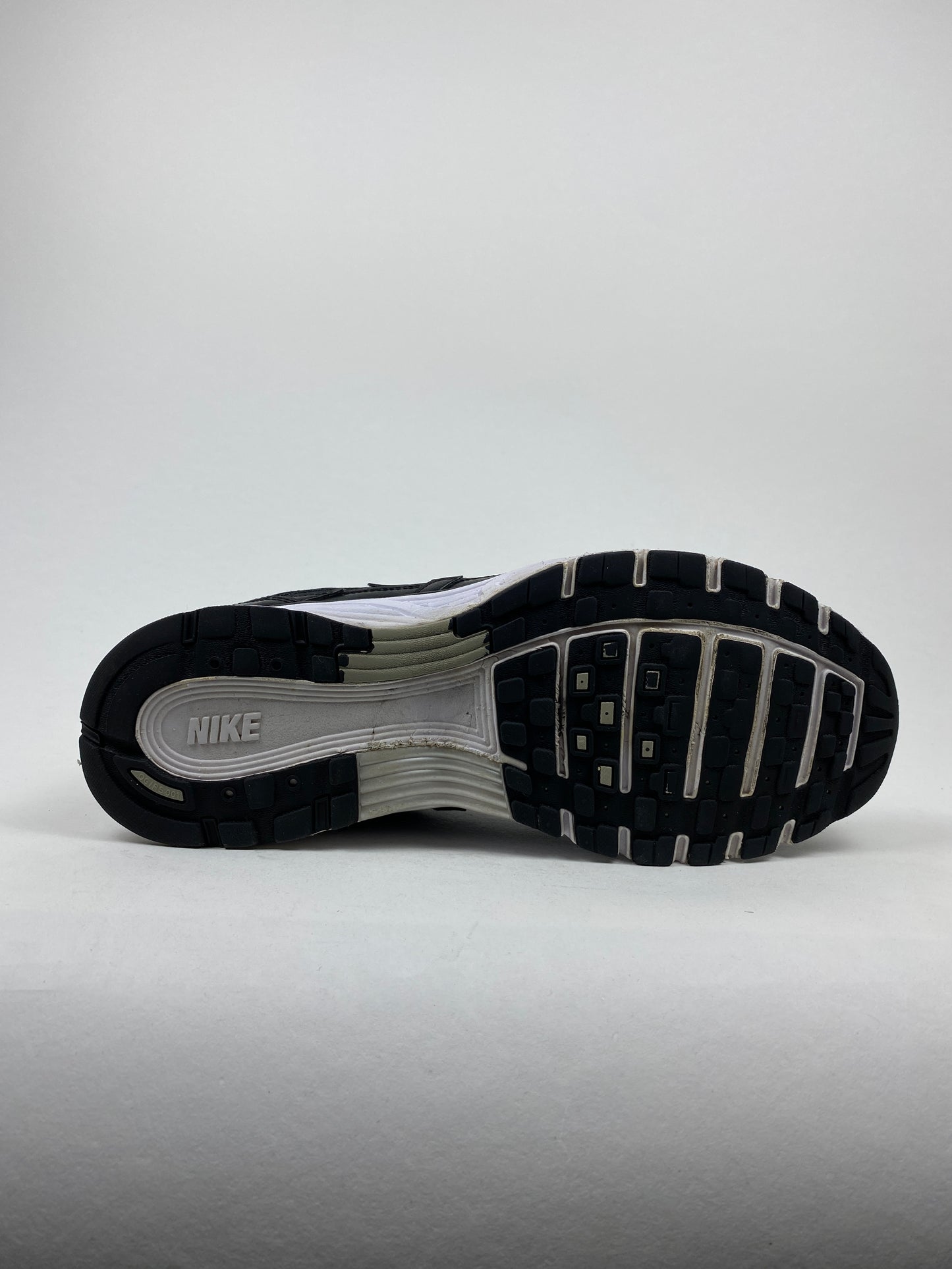 Nike P-6000 Black White Metallic Silver (Taille 45)