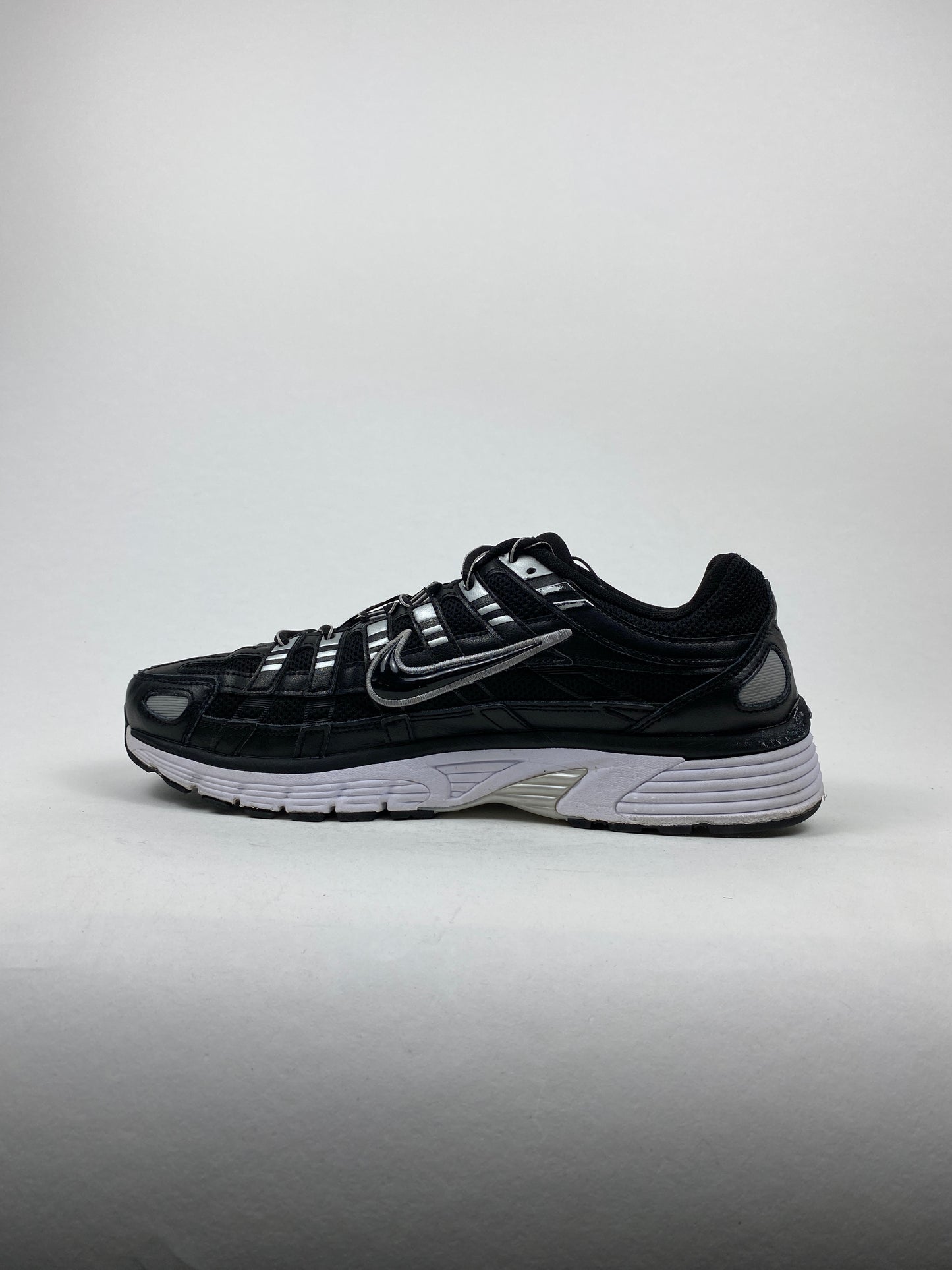 Nike P-6000 Black White Metallic Silver (Taille 45)