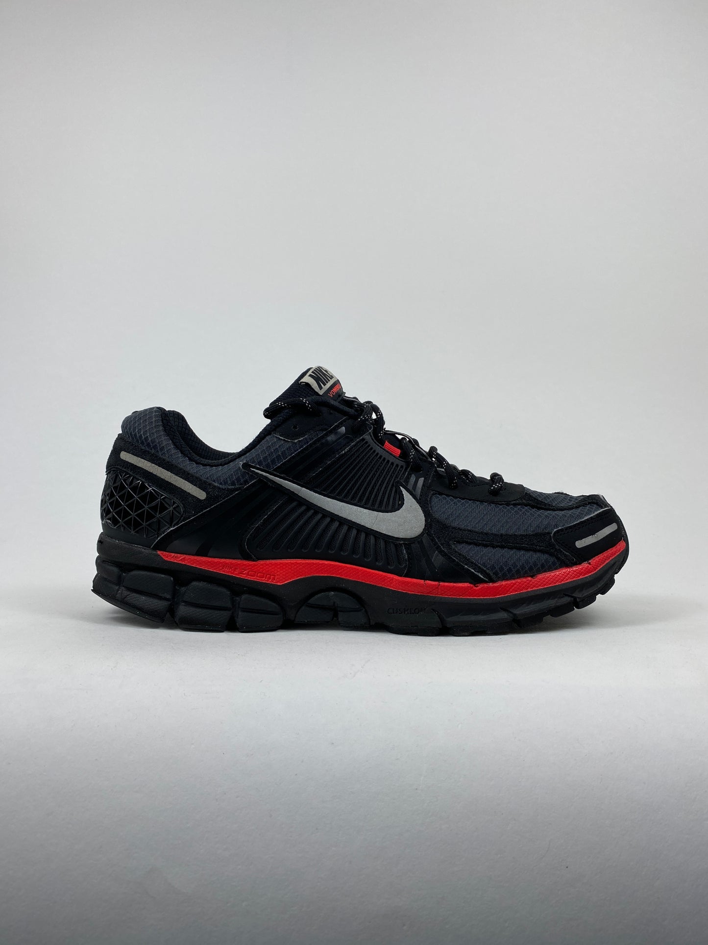 Nike Zoom Vomero 5 Black Metallic University Red (Taille 46)