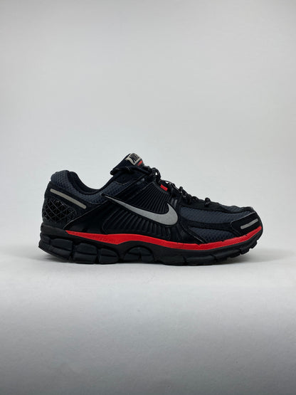 Nike Zoom Vomero 5 Black Metallic University Red (Taille 46)