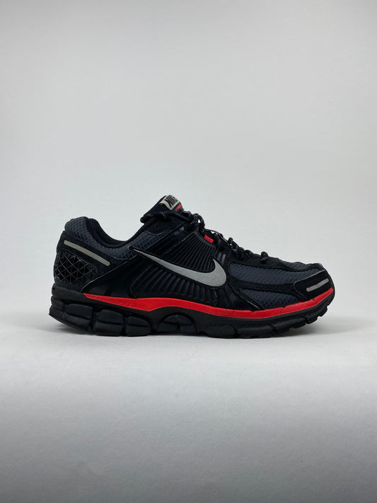 Nike Zoom Vomero 5 Black Metallic University Red (Taille 46)