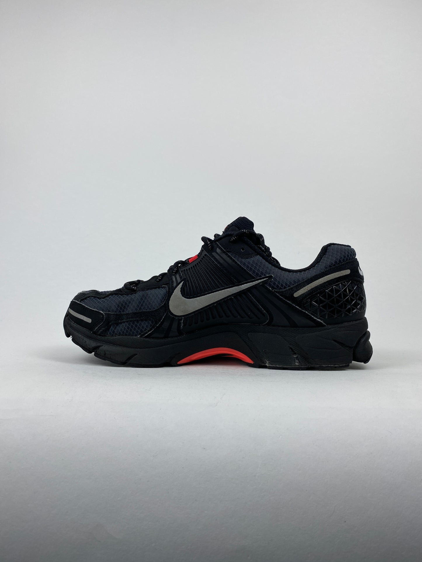 Nike Zoom Vomero 5 Black Metallic University Red (Taille 46)