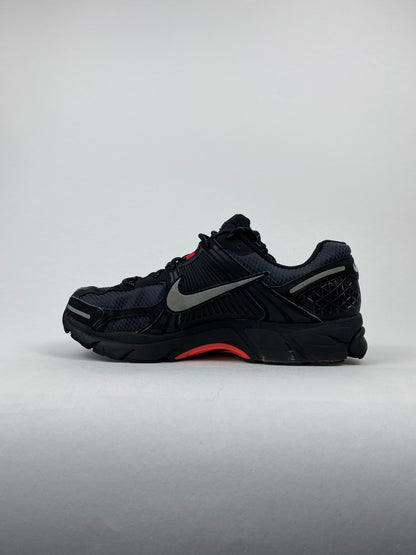 Nike Zoom Vomero 5 Black Metallic University Red (Taille 46)