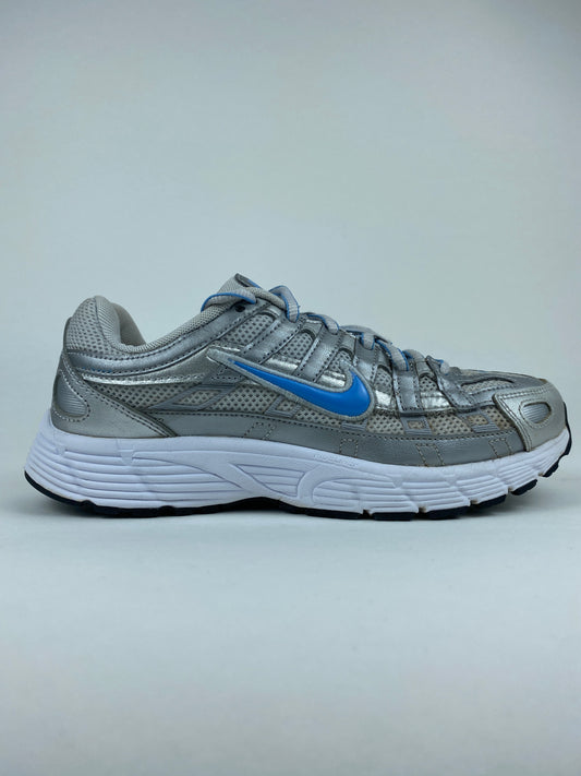 Nike P-6000 Metallic Platinum University Blue (Taille 38)