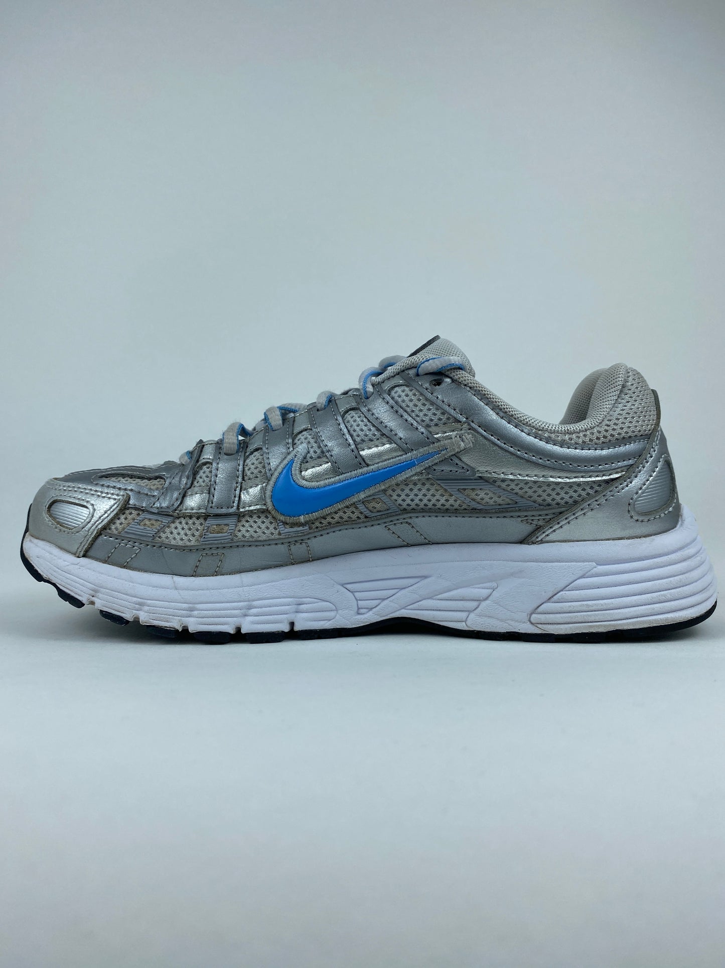 Nike P-6000 Metallic Platinum University Blue (Taille 38)