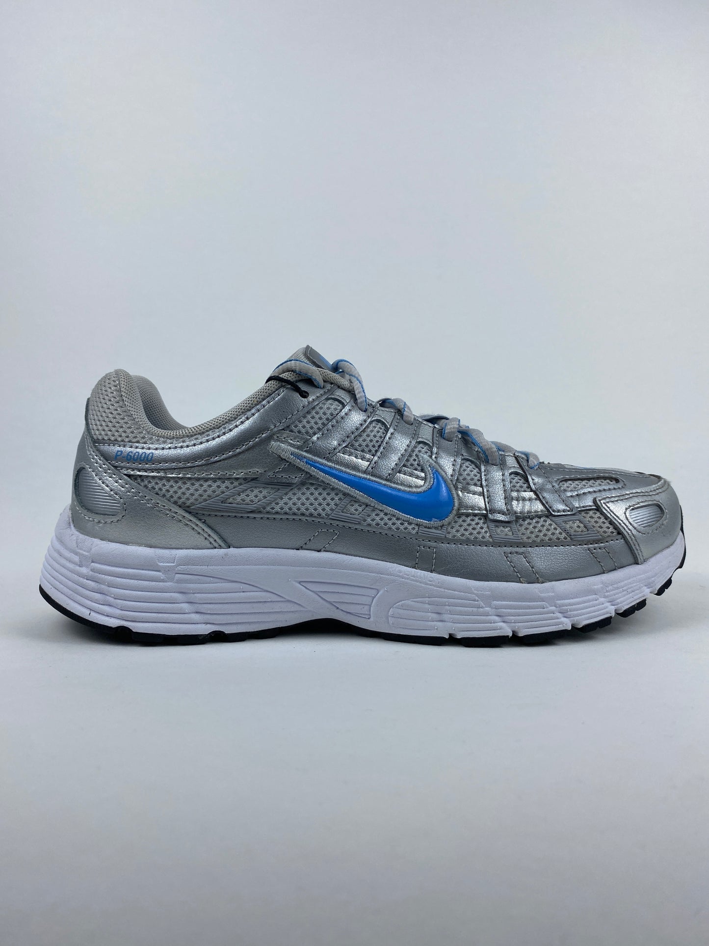 Nike P-6000 Metallic Platinum University Blue (Taille 38,5)