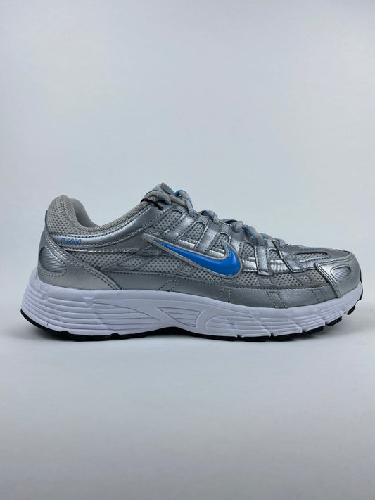 Nike P-6000 Metallic Platinum University Blue (Taille 38,5)