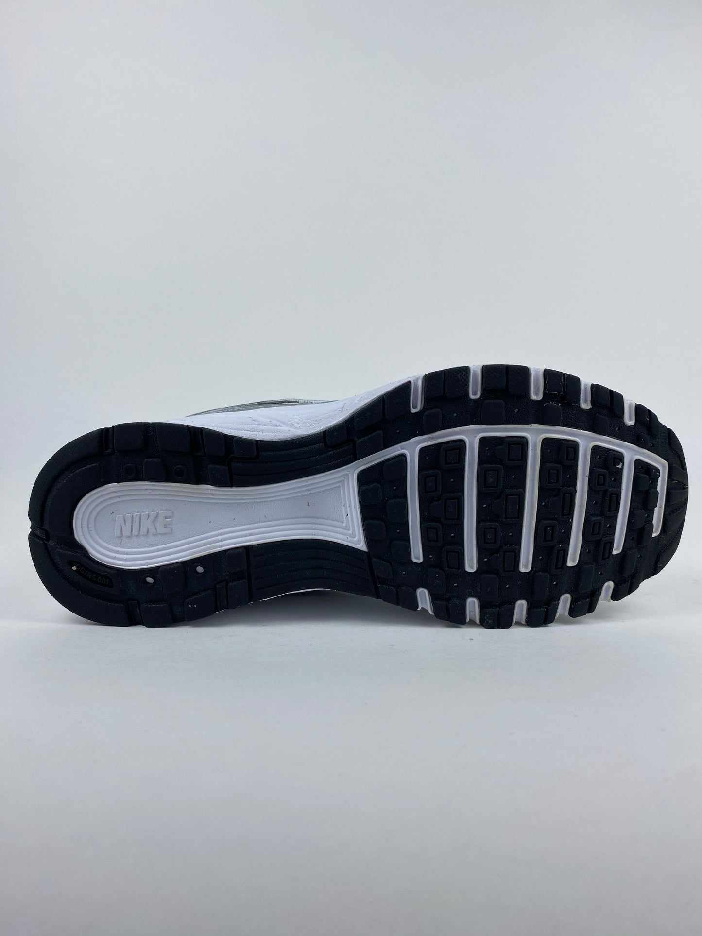 Nike P-6000 Metallic Platinum University Blue (Taille 38,5)