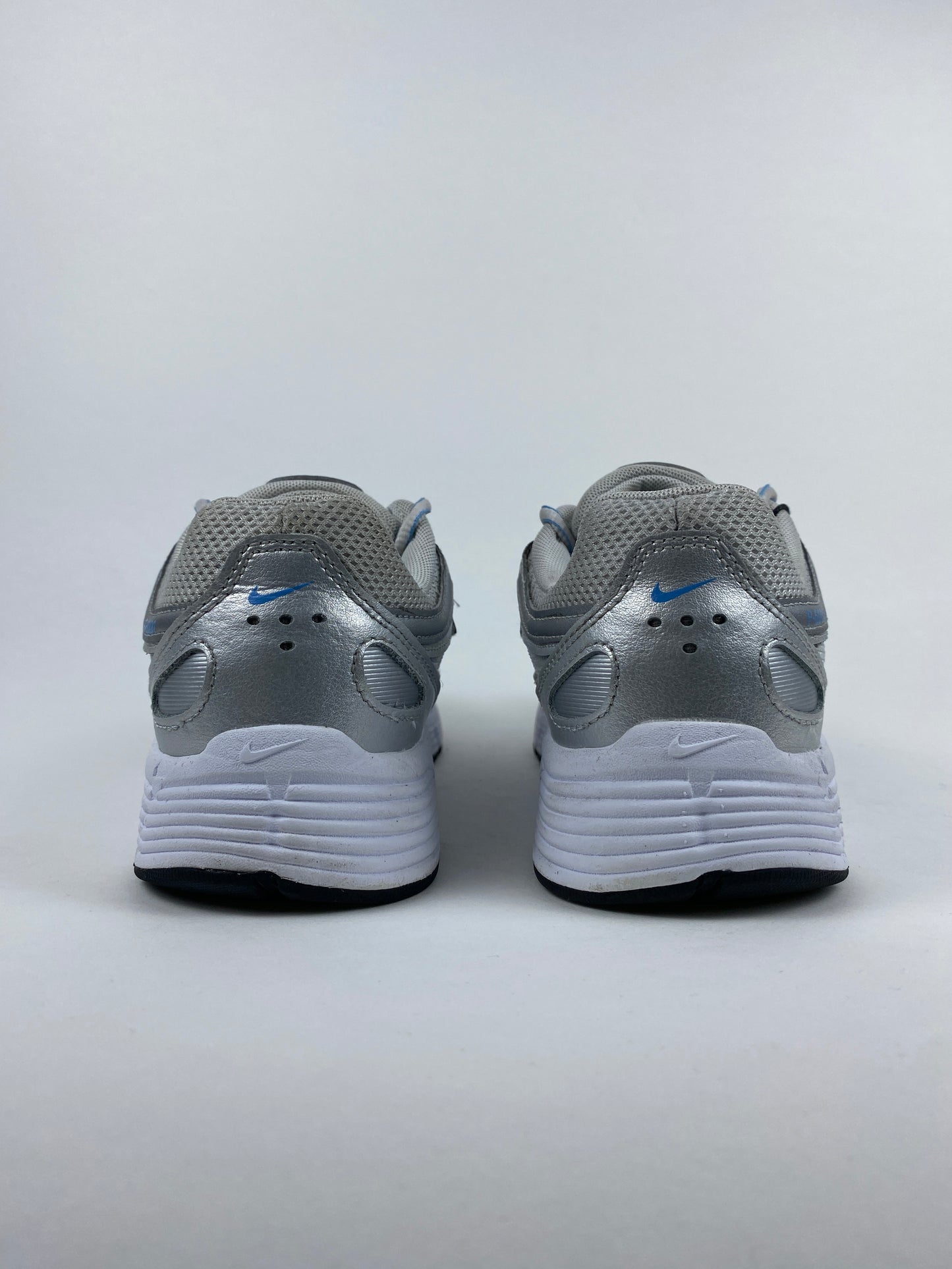 Nike P-6000 Metallic Platinum University Blue (Taille 38,5)