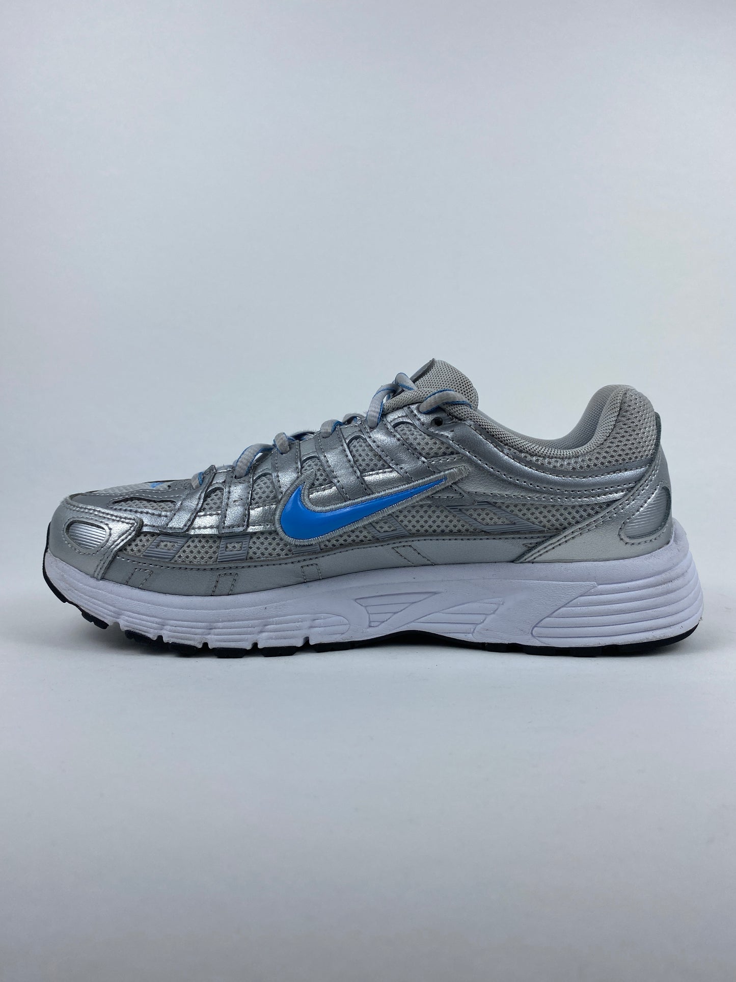Nike P-6000 Metallic Platinum University Blue (Taille 38,5)