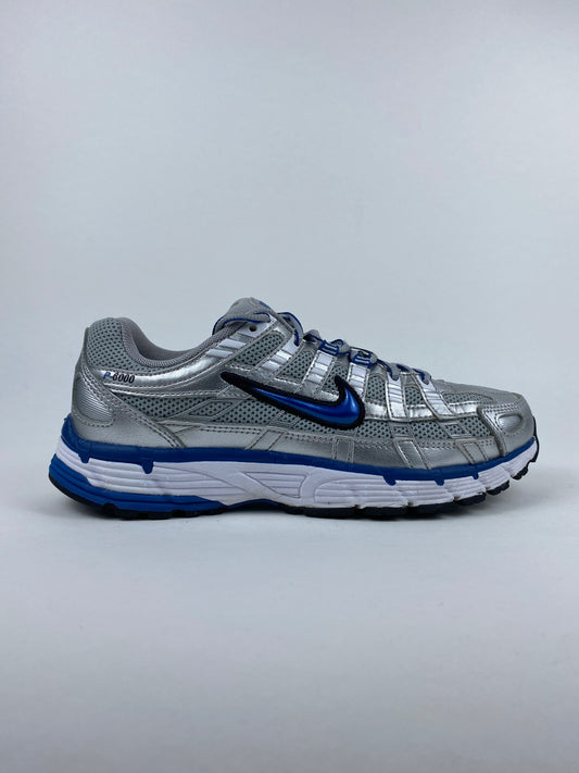 Nike P-6000 Premium Medium Ash Grey Golden Hops (Taille 38,5)