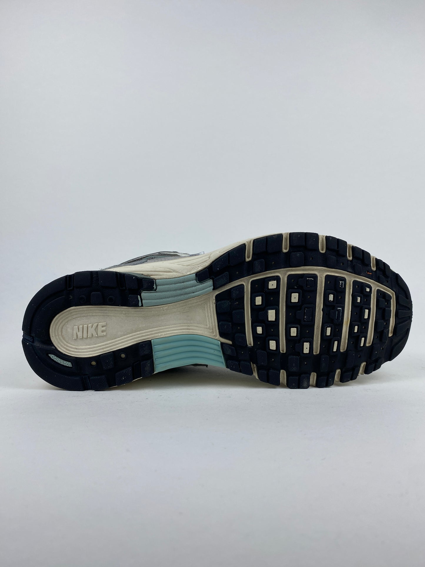 Nike P-6000 Flat Pewter (Taille 40.5)